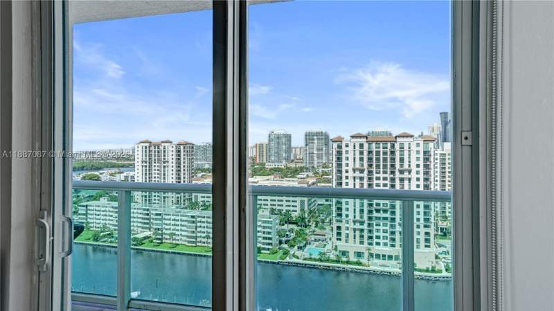 2 bedroom Condominium at 100 Bayview Dr 1931, Arlen House East Condo, Sunny Isles Beach — photo 4