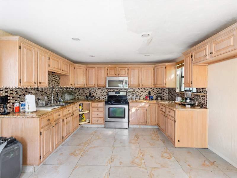 3 bedroom SingleFamilyResidence at 16815 NW 38th Ct, Carol City Rev Plat, Miami Gardens — photo 3