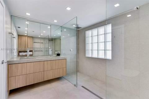 1455 Ocean Dr 811, Miami Beach FL - photo 14 of 44