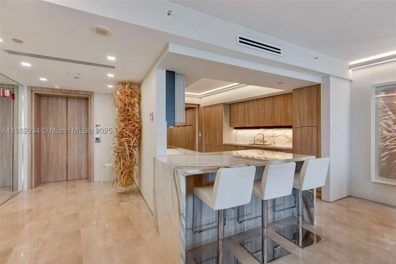 1 bedroom Condominium at 1455 Ocean Dr 811, Il Villaggio South Beach, Miami Beach — photo 2