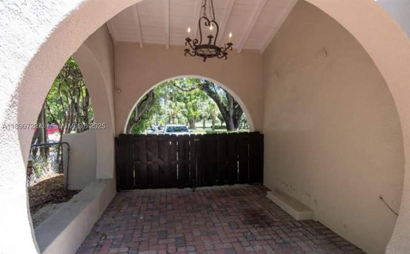 5 bedroom SingleFamilyResidence at 3050 Alton Rd, Amd Plat Of Sunset Lake S, Miami Beach — photo 4