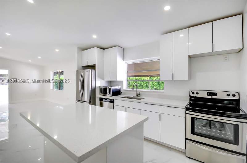 4 bedroom SingleFamilyResidence at 14465 SW 290th Ter, Leisure City Sec 3, Homestead — photo 2