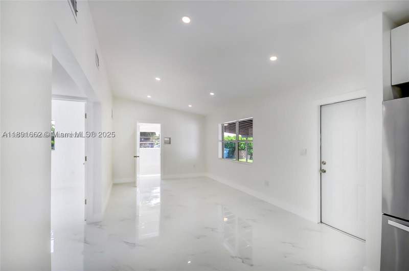4 bedroom SingleFamilyResidence at 14465 SW 290th Ter, Leisure City Sec 3, Homestead — photo 4