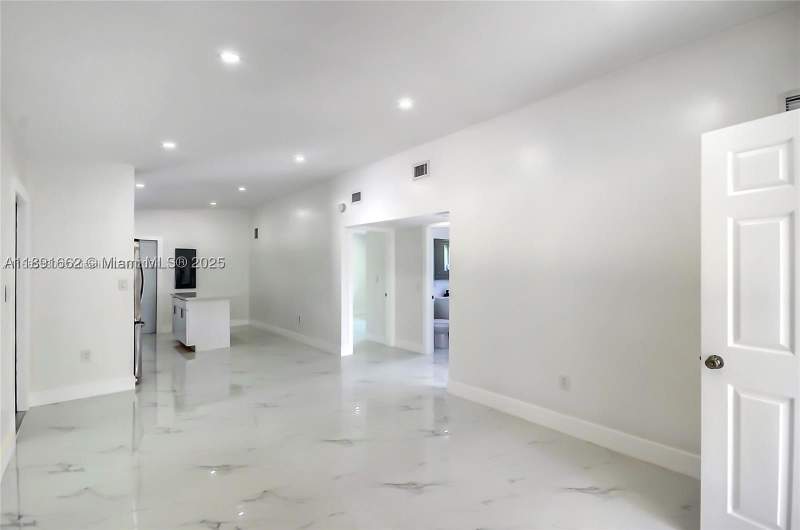 4 bedroom SingleFamilyResidence at 14465 SW 290th Ter, Leisure City Sec 3, Homestead — photo 5