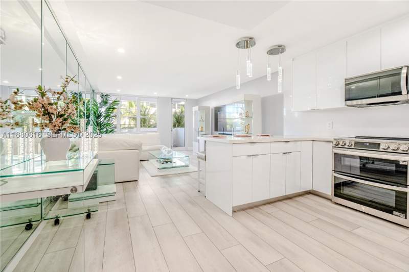 1 bedroom Condominium at 100 Lincoln Rd 323, The Decoplage Condo, Miami Beach — photo 4