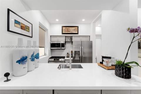 4720 Pine Tree Drive 2, Miami Beach FL - photo 9 of 23