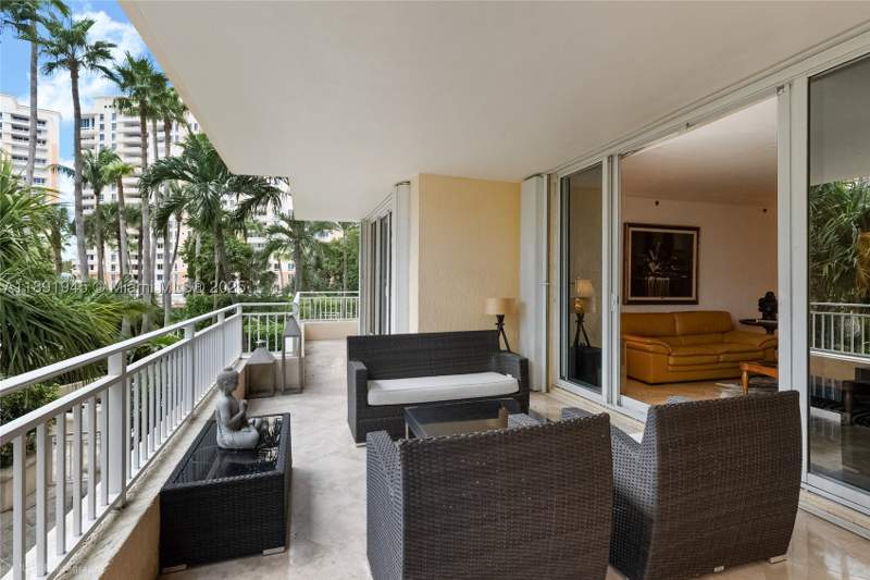3 bedroom Condominium at 791 Crandon Blvd 303, OCEAN TOWER TWO CONDO, Key Biscayne — photo 2