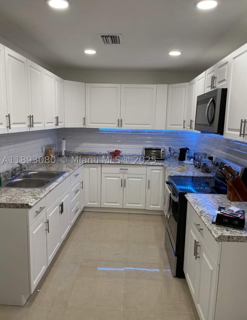 4 bedroom SingleFamilyResidence at 1628 NW 15th St, South Allapattah Manor, Miami — photo 3