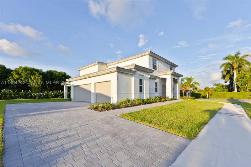 5 bedroom SingleFamilyResidence at 13203 SW 188th Ter, Tregor Estates II, Miami — photo 2