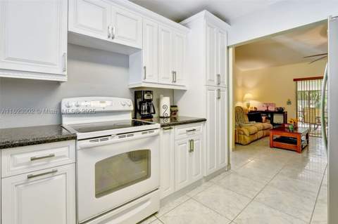 18045 SW 87th Ct, Palmetto Bay FL - photo 10 of 36
