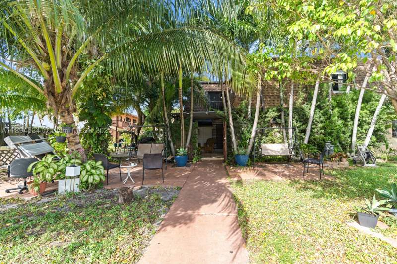 4 bedroom Townhouse at 2450 W 67th Pl 13-12, Lago Grande Four-A Condo, Hialeah — photo 2