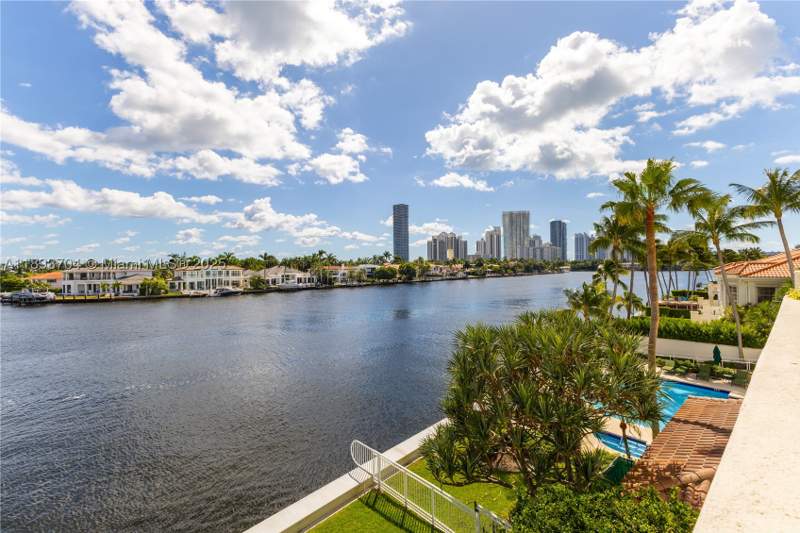 4 bedroom Condominium at 20165 NE 39th Pl 303 & 204, Bella Vista Mid Rise Nort, Aventura — photo 4