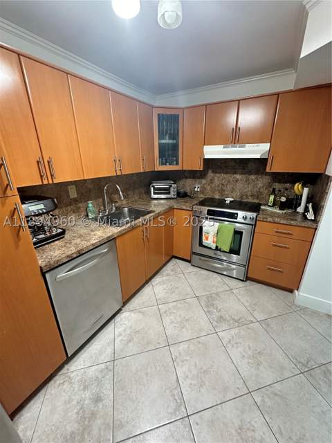 100 Bayview Dr 601, Sunny Isles Beach FL - photo 8 of 20
