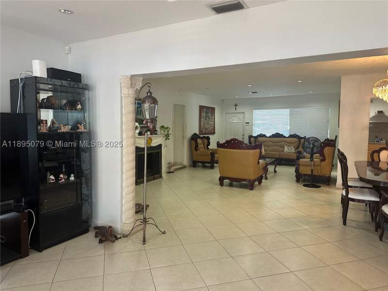 5 bedroom SingleFamilyResidence at 12941 Auralia Rd, VENETIAN SEC KEYSTONE POI, North Miami — photo 2