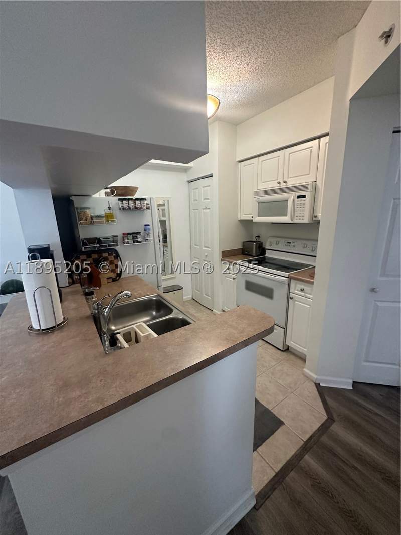 1 bedroom Condominium at 17125 N Bay Rd 3402, Porto Bellagio Condo, Sunny Isles Beach — photo 3