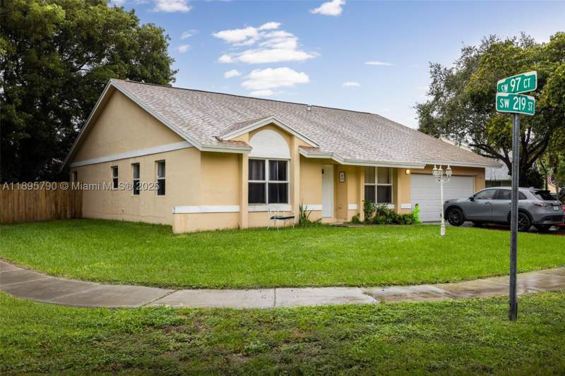 4 bedroom SingleFamilyResidence at 9730 SW 219th St, Lakes By The Bay Sec 4, Cutler Bay — photo 2