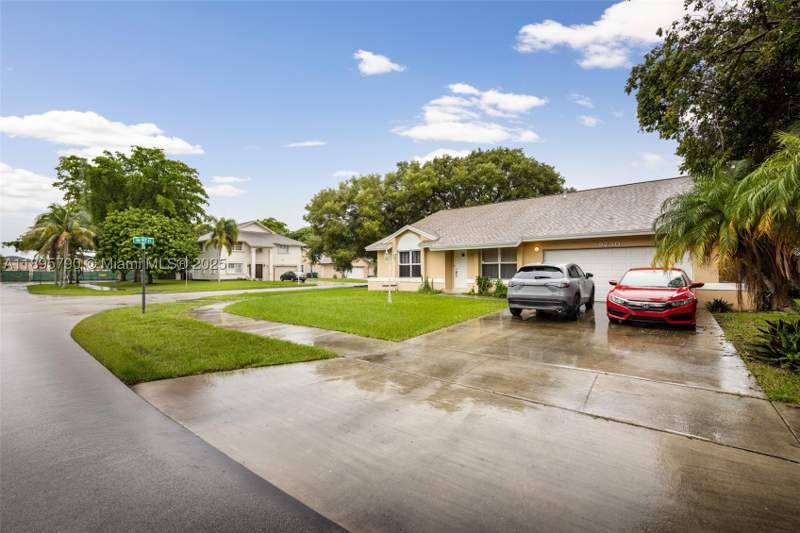 4 bedroom SingleFamilyResidence at 9730 SW 219th St, Lakes By The Bay Sec 4, Cutler Bay — photo 3