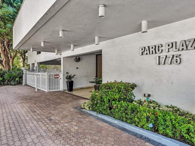 2 bedroom Condominium at 1775 Washington Ave 8B, Parc Plaza Condo, Miami Beach — photo 2