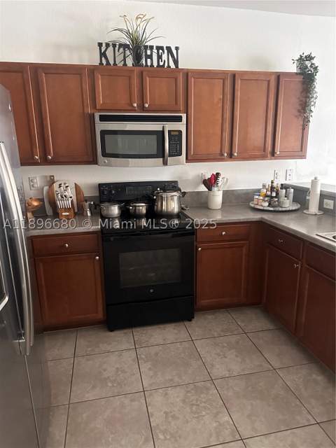 8867 W 35th Way, Hialeah FL - photo 7 of 15