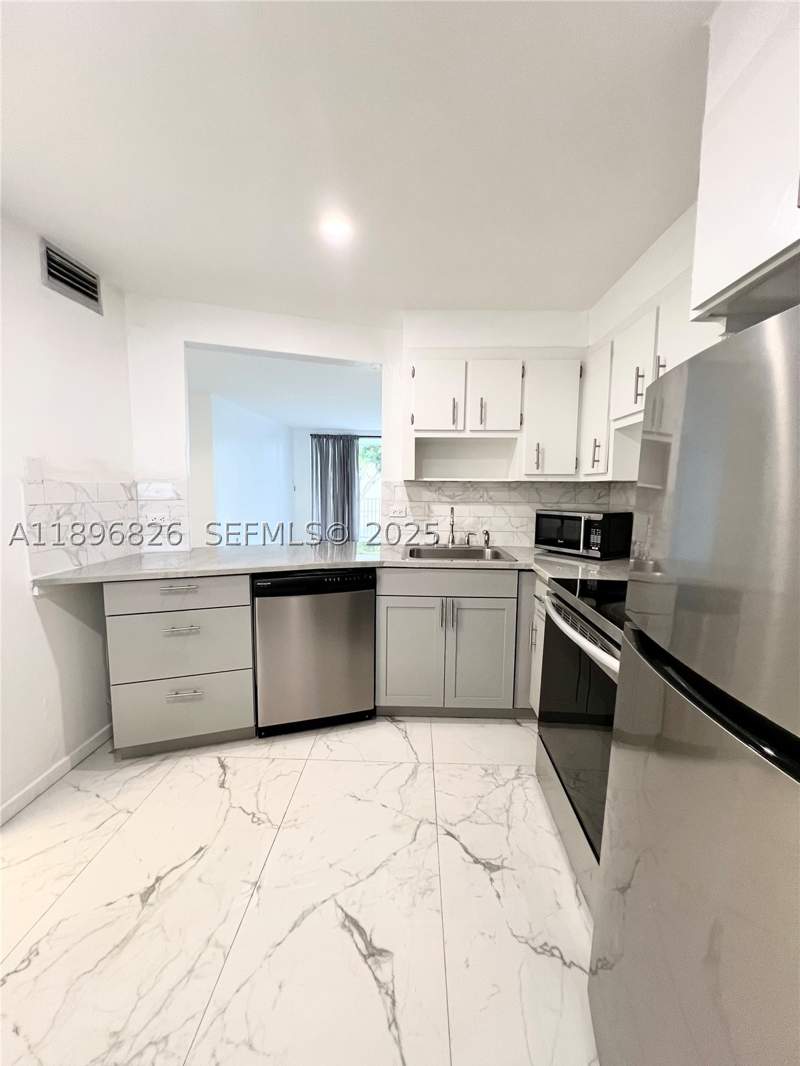 1 bedroom Condominium at 1710 NE 191st St 307-3, Jade Winds Group Bamboo G, Miami — photo 2