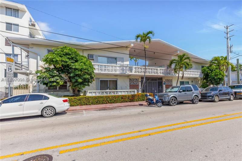 1 bedroom Condominium at 8040 Tatum Waterway Dr 3, Creek Club #3 Condo, Miami Beach — photo 3