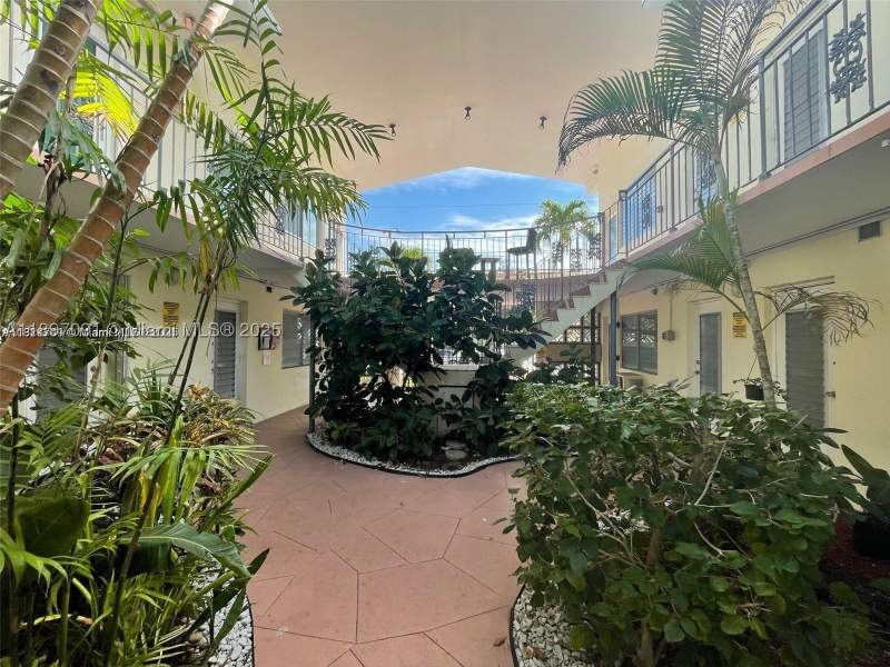 1 bedroom Condominium at 8040 Tatum Waterway Dr 3, Creek Club #3 Condo, Miami Beach — photo 4