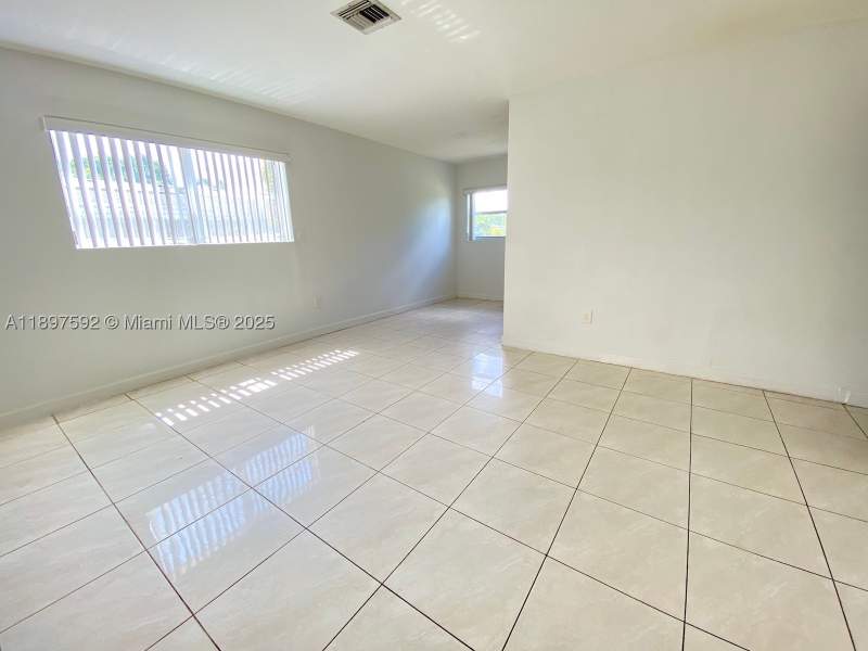 3 bedroom SingleFamilyResidence at 1121 NE 214th St, Ives Estates Sec 5, Miami — photo 4