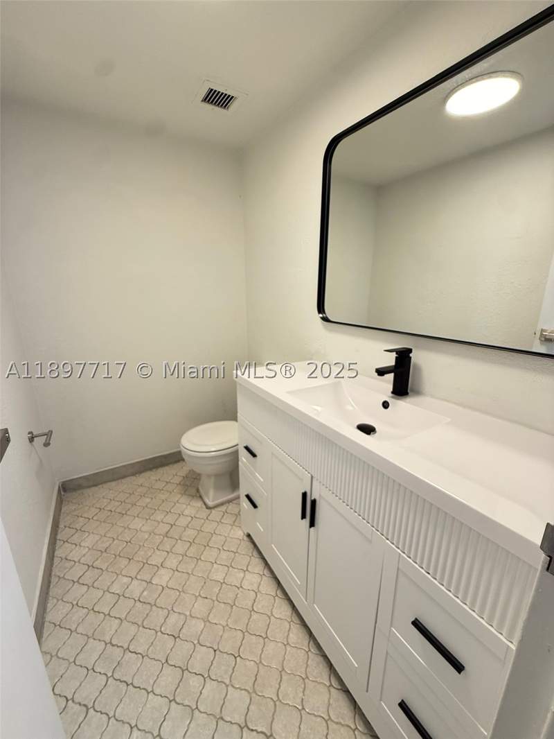 1 bedroom Condominium at 13499 Biscayne Blvd 811, Sailboat Cay Condo, North Miami — photo 4
