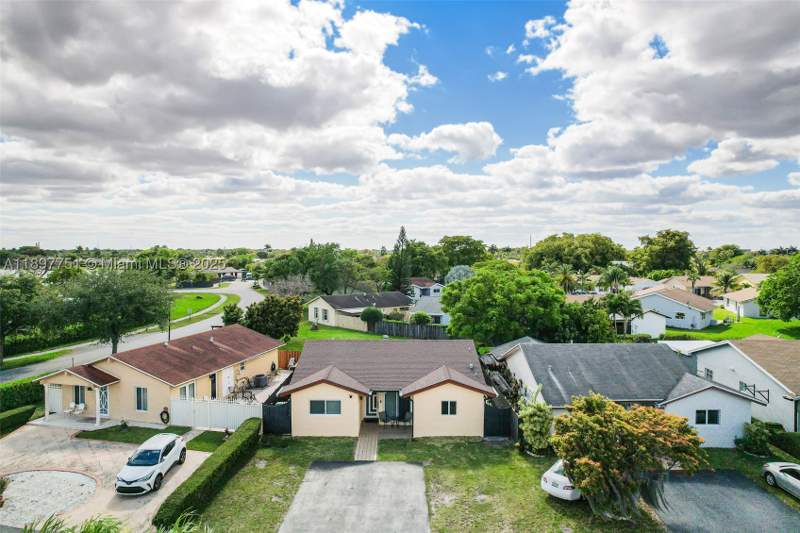 2 bedroom SingleFamilyResidence at 4216 SW 138th Ct, Bent Tree Sec 3, Miami — photo 3