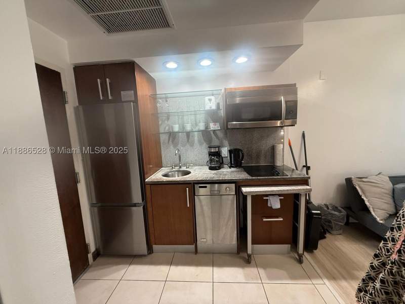 1 bedroom HotelMotel at 1036 Ocean Dr B303, The Strand On Ocean Drive, Miami Beach — photo 4