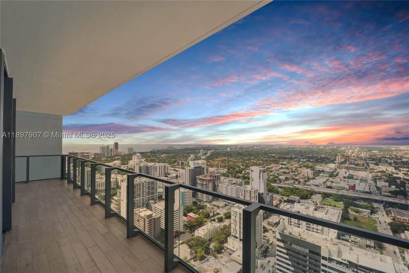 2 bedroom Condominium at 88 SW 7th St 3910, Rise Condo, Miami — photo 2