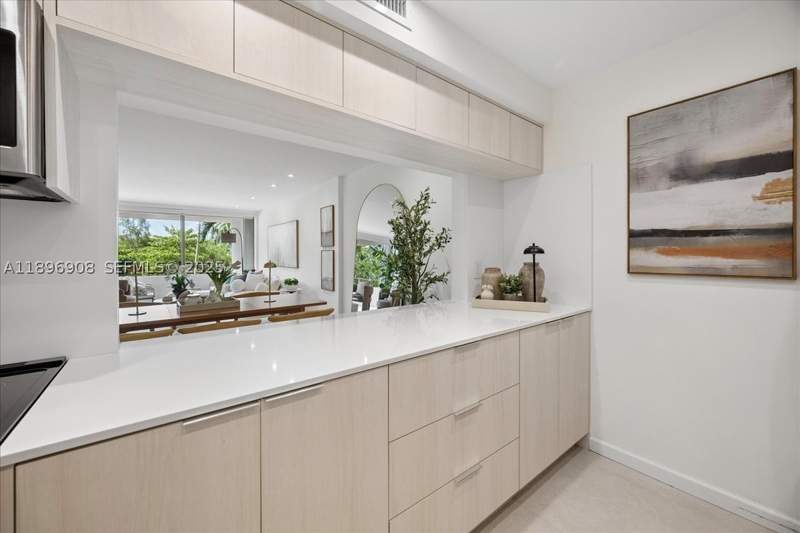 1 bedroom Condominium at 155 Ocean Lane Dr 302, Commodore Club West Condo, Key Biscayne — photo 5