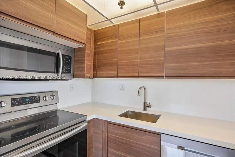3 bedroom Condominium at 17890 W Dixie Hwy 606, Greynolds Park Club Condo, North Miami Beach — photo 2