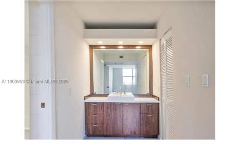 17890 W Dixie Hwy 606, North Miami Beach FL - photo 9 of 11