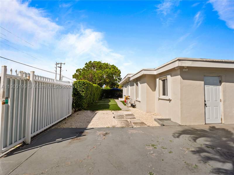 3 bedroom SingleFamilyResidence at 8401 NW 24th Pl, Bertha Park, Miami — photo 5