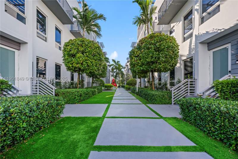 4 bedroom Townhouse at 9153 NW 33rd St, Contempo Townhomes, Doral — photo 2