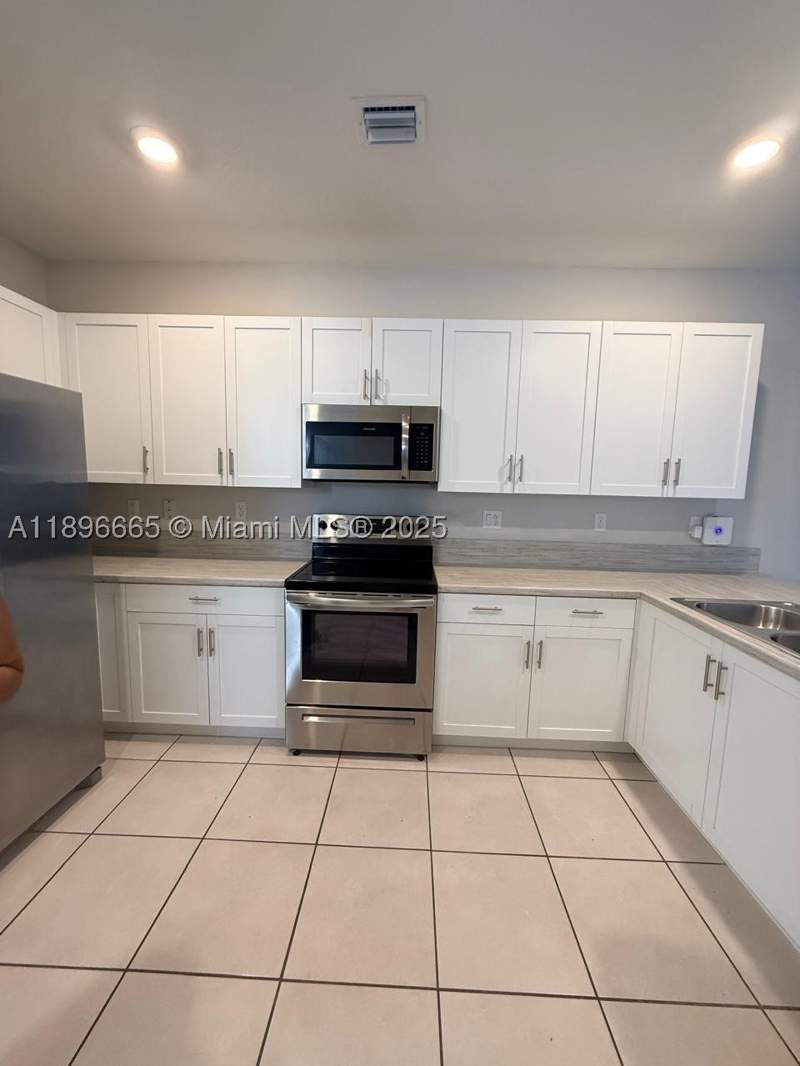 4 bedroom Condominium at 12715 SW 230th Ter, D & B Subdivision, Miami — photo 2