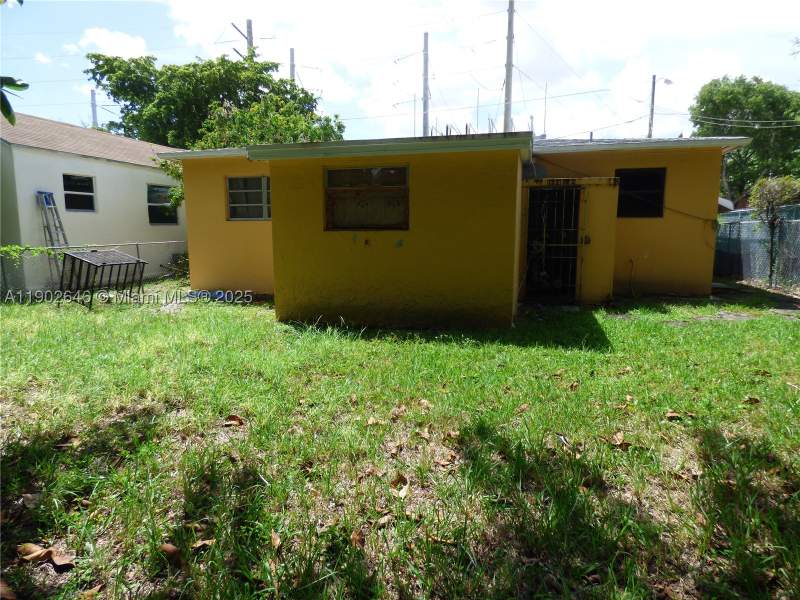 4 bedroom SingleFamilyResidence at 347 NW 42nd St, Griffins Sub, Miami — photo 2