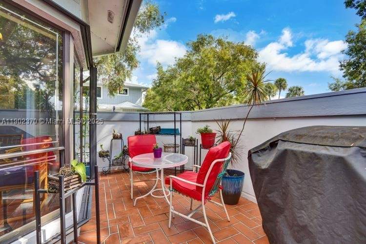 3 bedroom SingleFamilyResidence at 10026 NW 52nd Ter, The Townhomes Of Doral Oa, Doral — photo 4