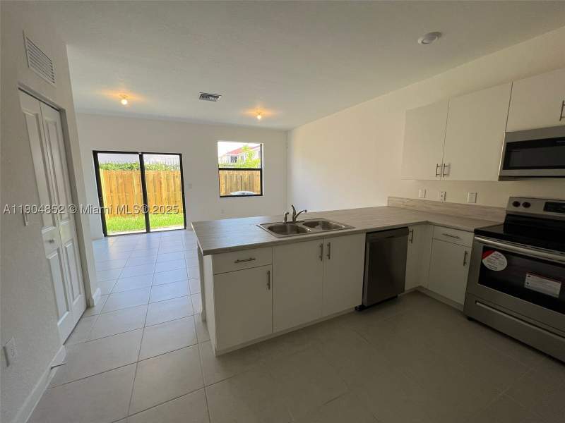 3 bedroom Townhouse at 875 NE 211th St 0, Via Ventura Neighborhood 4, Miami — photo 3