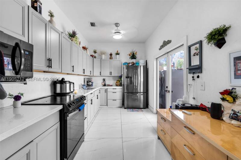 4 bedroom SingleFamilyResidence at 3166 NW 102nd St, The Tropics Amd, Miami — photo 5