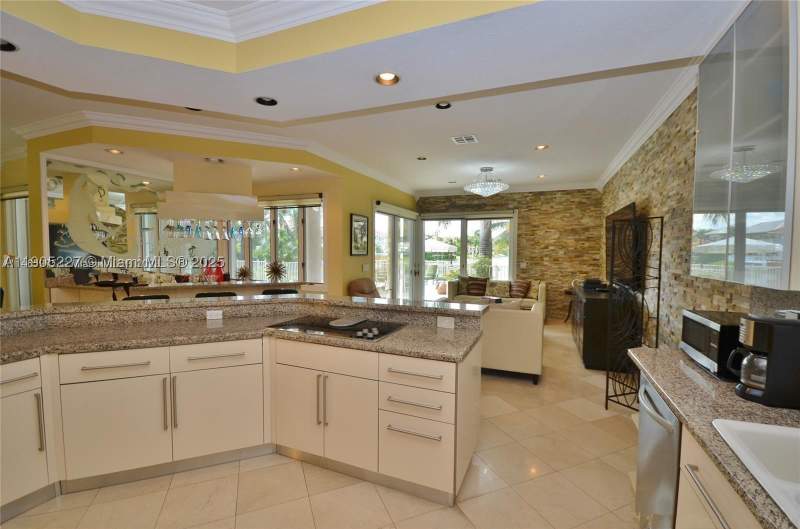 5 bedroom SingleFamilyResidence at 16232 NW 79th Ave, 4th Addn To Royal Oaks, Miami Lakes — photo 5