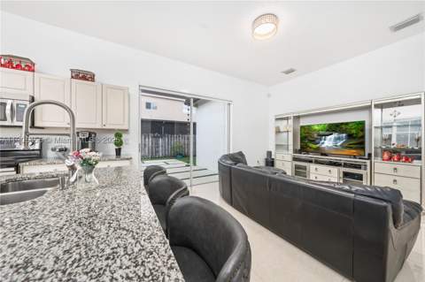 18000 NW 90th Pl, Hialeah FL - photo 14 of 41