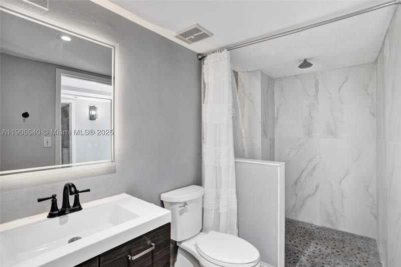 2 bedroom Condominium at 7601 E Treasure Dr Ph102, The Grandview Palace Cond, North Bay Village — photo 4