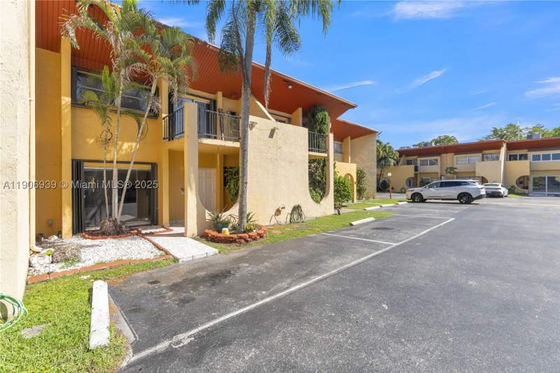 3 bedroom Townhouse at 13715 SW 84th St F, Taracoma Townhomes Condo, Miami — photo 2