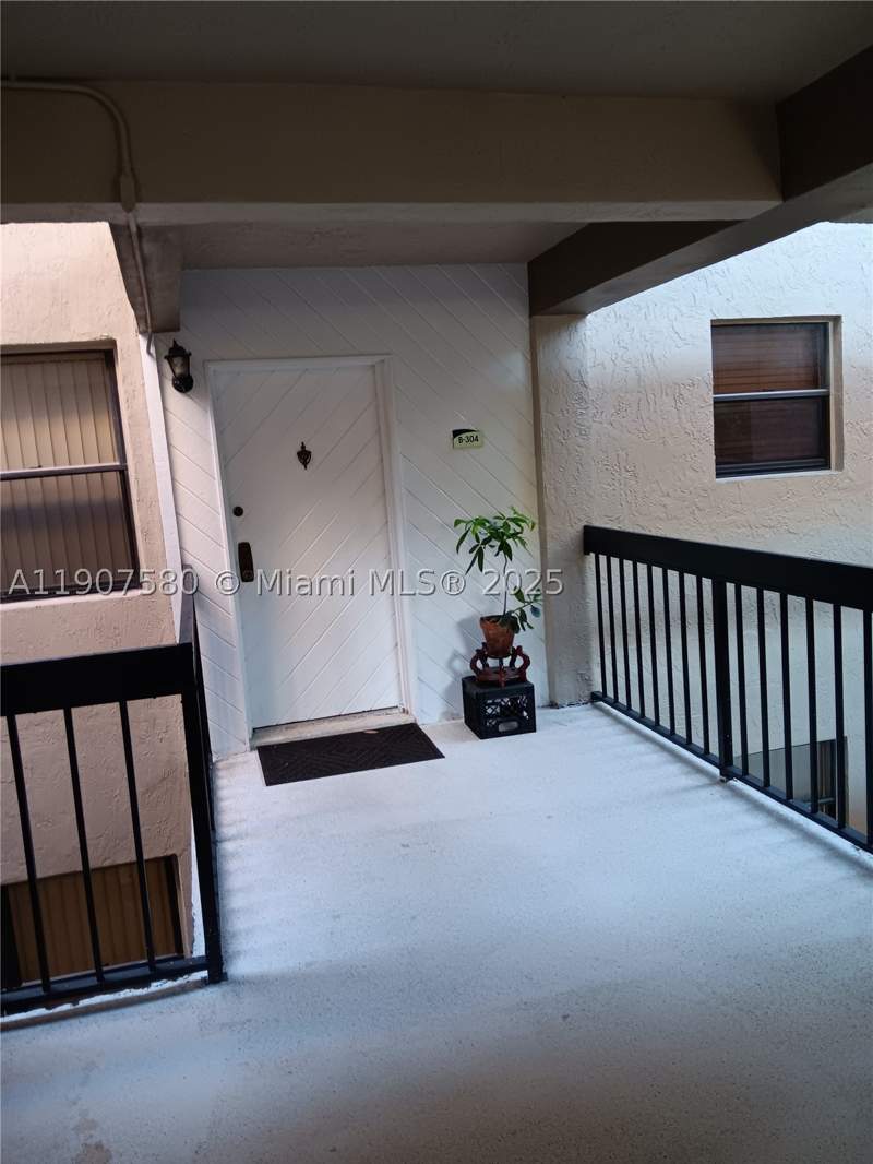 2 bedroom Condominium at 461 Ives Dairy Rd 304-2, Summertree Vilg Calif Cl, Miami — photo 2