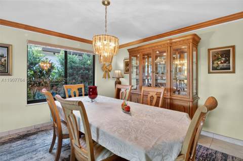 15010 Dunbarton Pl, Miami Lakes FL - photo 13 of 36