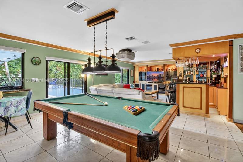 4 bedroom SingleFamilyResidence at 15010 Dunbarton Pl, Miami Lakes-Lake Glenn El, Miami Lakes — photo 2