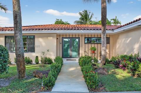 15010 Dunbarton Pl, Miami Lakes FL - photo 6 of 36