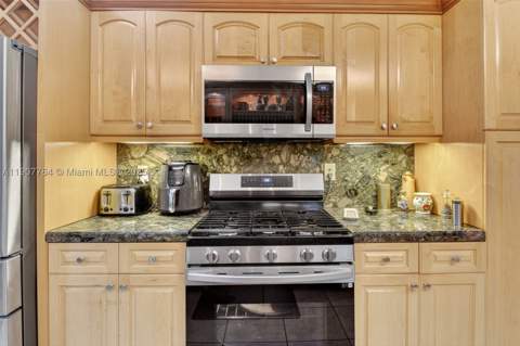 15010 Dunbarton Pl, Miami Lakes FL - photo 8 of 36